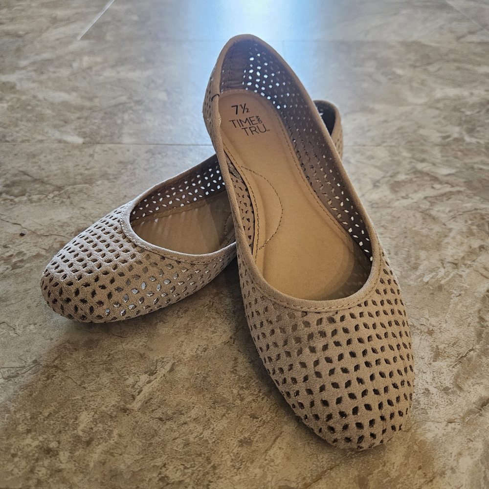 Time and Tru Tan Perforated Ballet Flats Women’s 7.5 Lightweight Slip On Shoes
